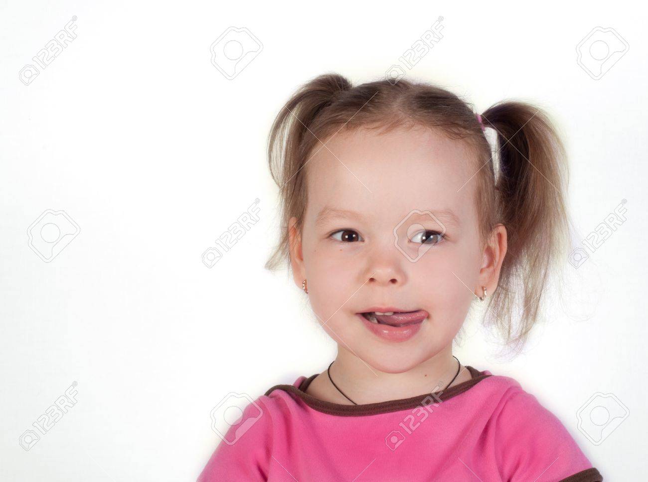 Открытый женский рот. Почему ребенок облизывает губы. Почему ребенок облизывает губы. Девушка с языком. Хейлит эксфолиативный экссудативный.