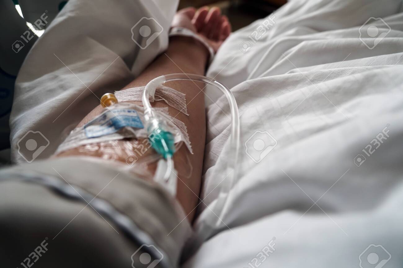 Braço Paciente Com Tubo IV No Hospital Foto Royalty Free, Gravuras, Imagens  e Banco de fotografias. Image 119049631