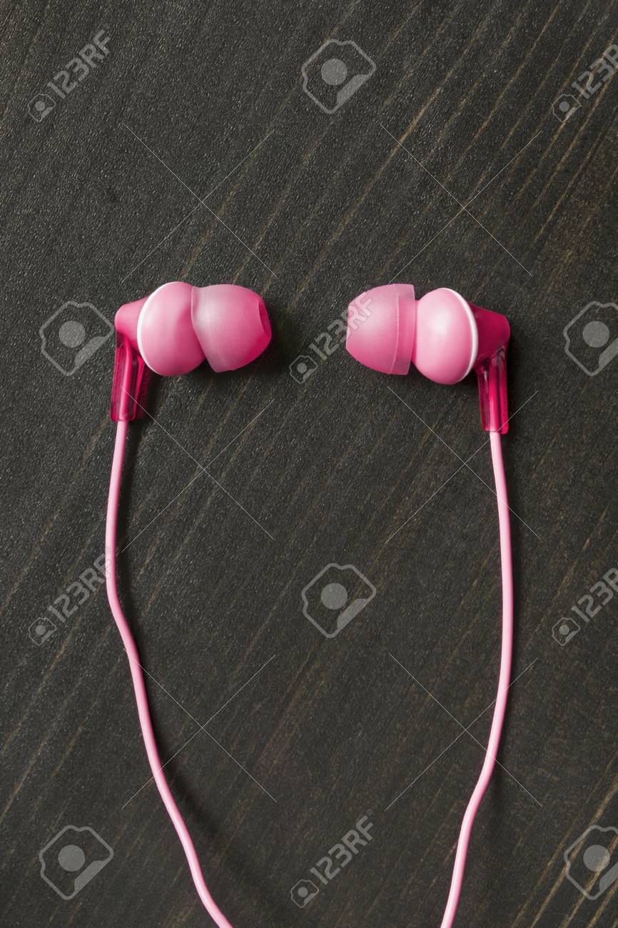 木製の背景にピンクの有線イヤホン の写真素材 画像素材 Image