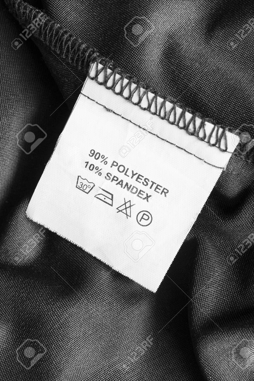 黒い織物の背景クローズアップのコンテンツとケア服のラベル の写真素材 画像素材 Image