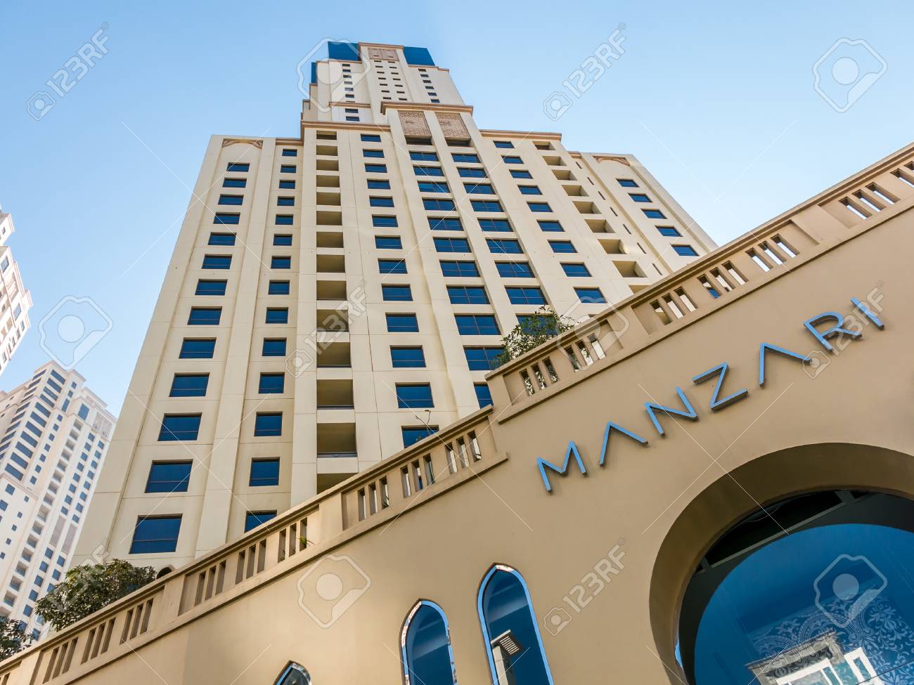 高層マンションと Manzari のファサード保存マリーナ地区の歩くプロムナードでドバイ アメリカ アラブ首長国連邦アラブ首長国連邦 14 年 1 月 25 日 の写真素材 画像素材 Image