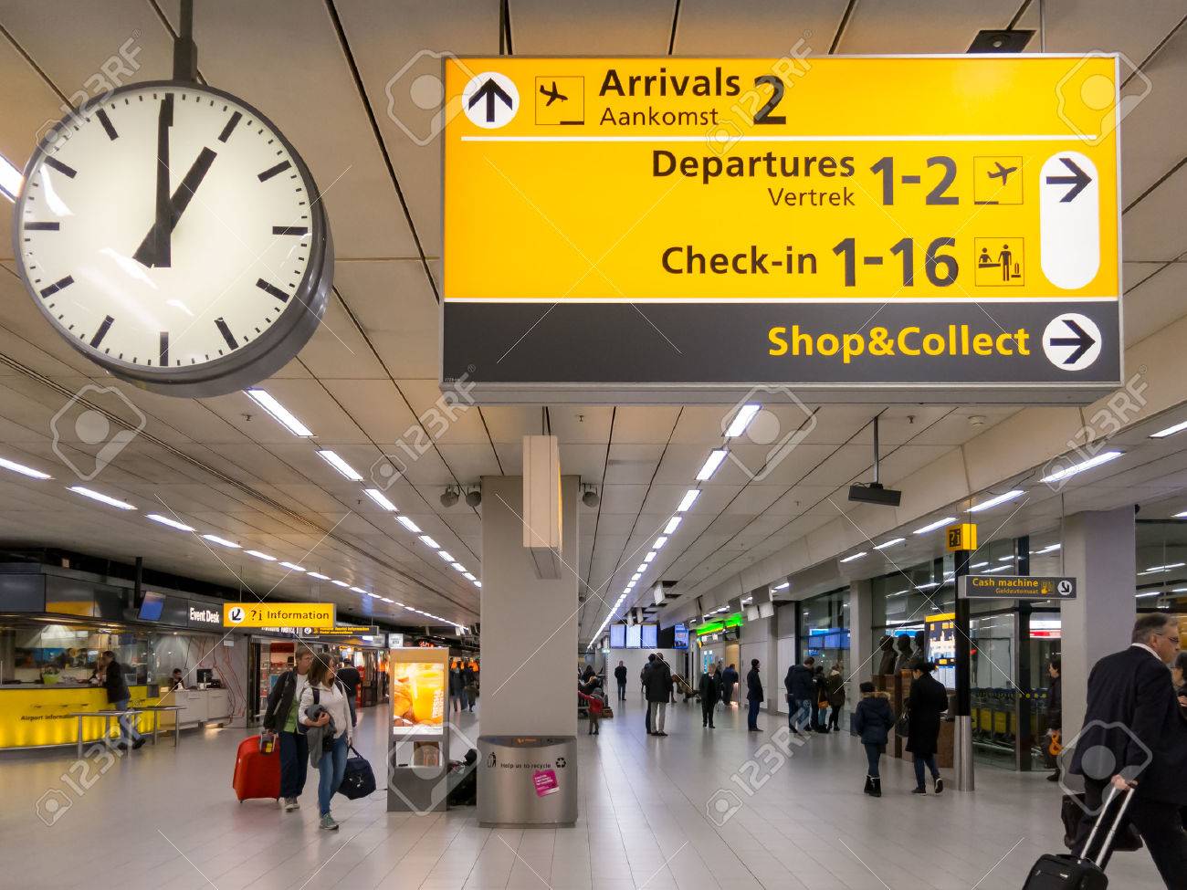 看板 時計 オランダ スキポール空港のターミナル内の旅行 の写真素材 画像素材 Image