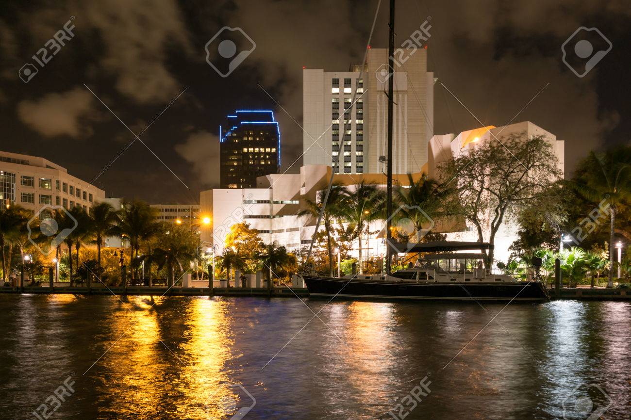 ヨット 高層ビル 米国フロリダ州フォートローダーデールのダウンタウンに刑務所の新しい川の夜景 の写真素材 画像素材 Image
