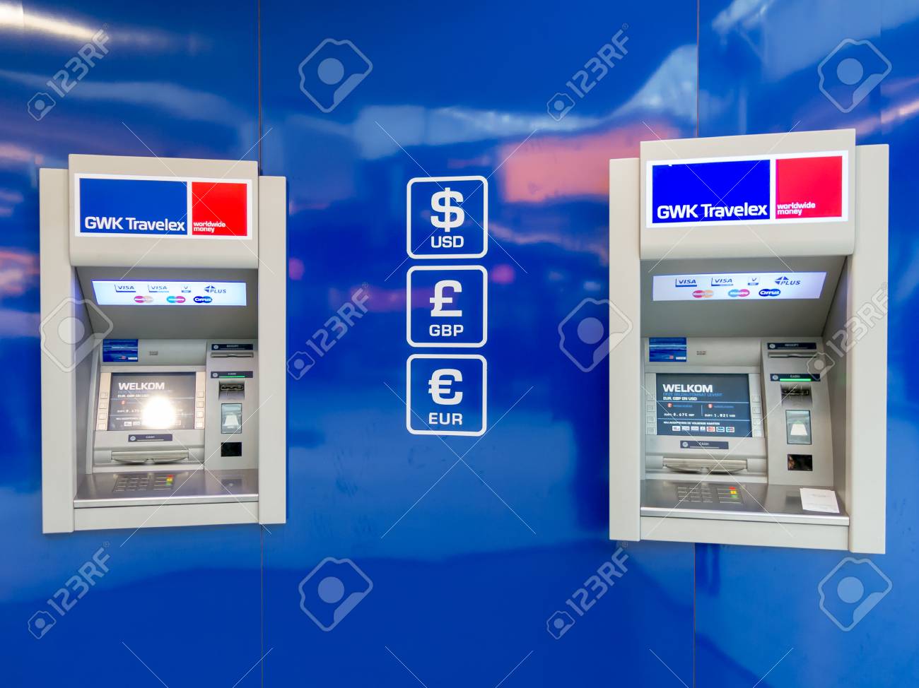 Atm 現金お金 外貨両替プラザ スキポール空港 アムステルダム空港 オランダでの の写真素材 画像素材 Image