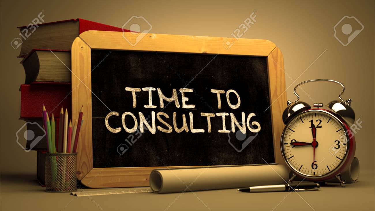 黒板に白いチョークで手書きコンサルティングする時間 小さな黒板と書籍 目覚まし時計 背景をぼかした写真のロール紙のスタック構成 3 D 画像をトーンダウンしました の写真素材 画像素材 Image