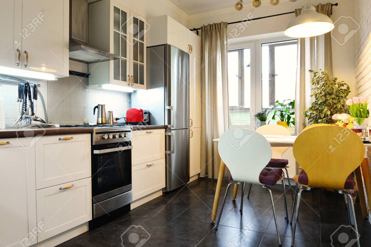 Interno Della Cucina In Stile Scandinavo Con Mobili Bianchi E Tavolo ... Interno Della Cucina In Stile Scandinavo Con Mobili Bianchi E Tavolo ...