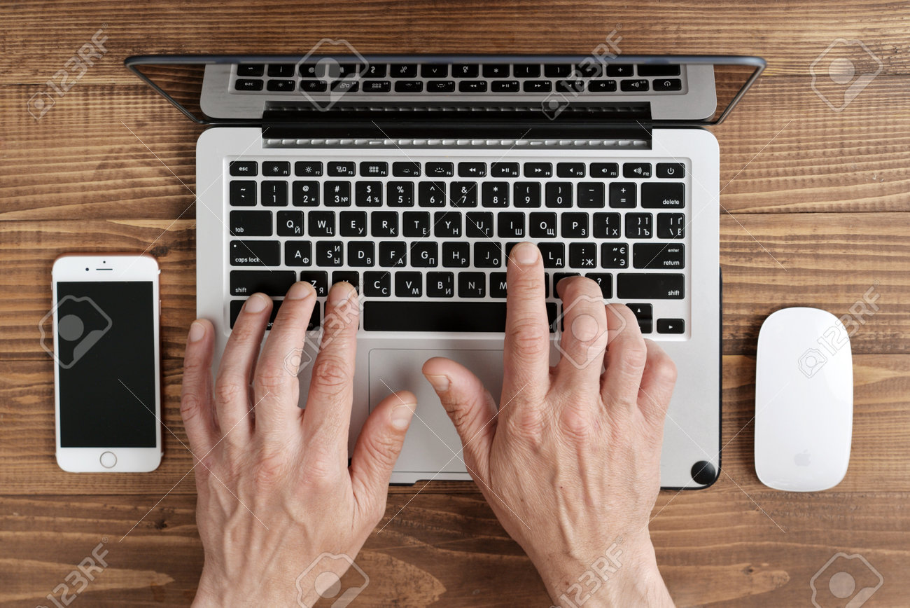 男性使用アップル Macbook Pro 設計し 開発アップル社によって Nomputer マウスと木製の背景にローズゴールドの Iphone 6 S にキエフ ウクライナ 17 年 4 月 30 日 の写真素材 画像素材 Image