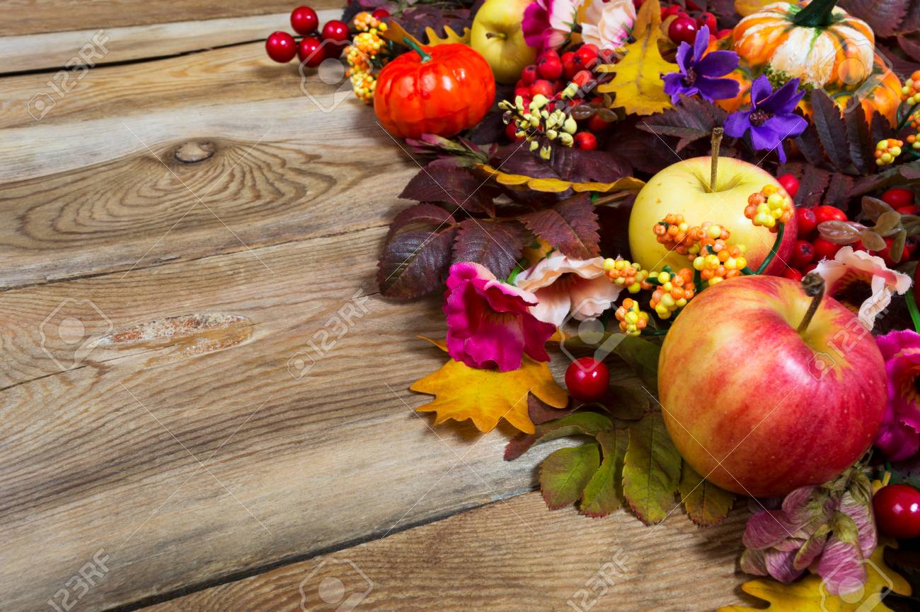 カボチャ りんご 秋の紅葉 赤い果実 ピンクと紫の花 コピー スペースと感謝祭のテーブルのセンター ピース の写真素材 画像素材 Image カボチャ りんご 秋の紅葉 赤い果実 ピンクと紫の花 コピー スペースと感謝祭のテーブルのセンター ピース の写真素材 画像素材 Image
