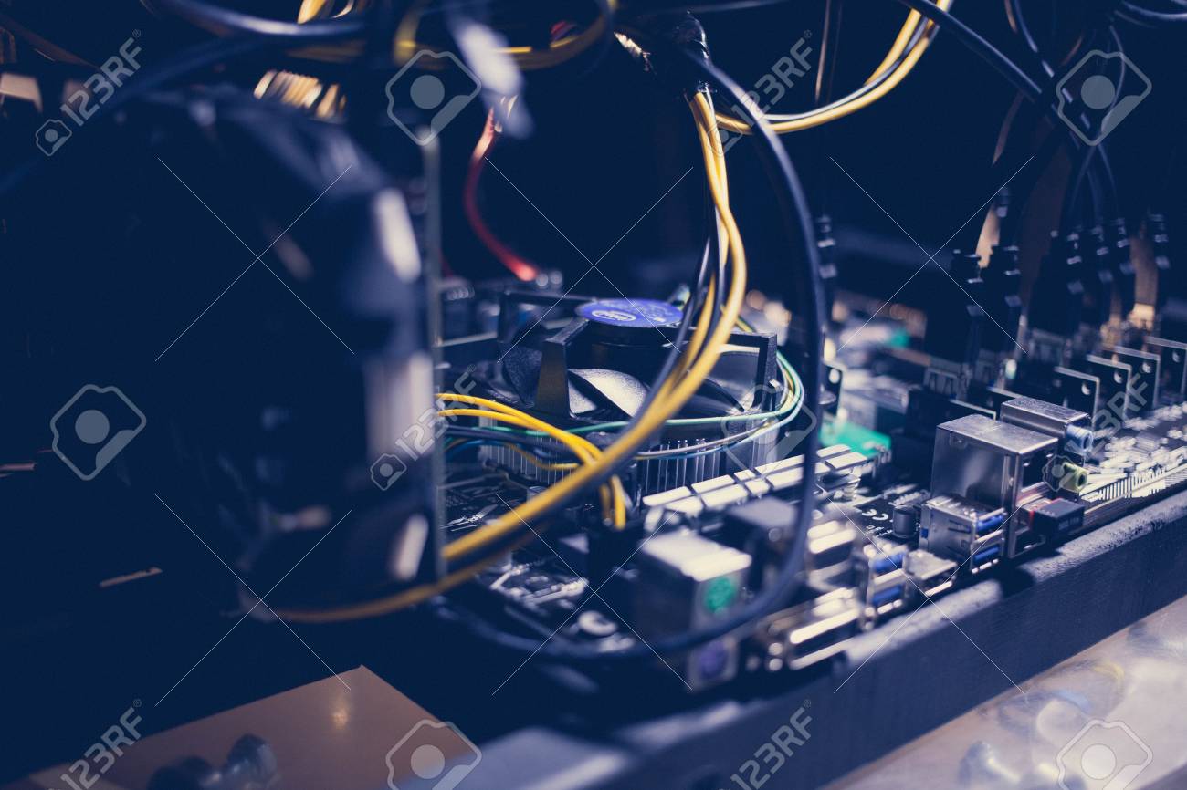 암호화폐 채굴 장비 마더보드에 연결된 PCI 라이저 확장기 암호화폐 비트코인 이더리움 알트코인 그래픽 카드 광부 채굴 장비의 세부 정보  로열티 무료 사진, 그림, 이미지 그리고 스톡포토그래피. Image 92249744