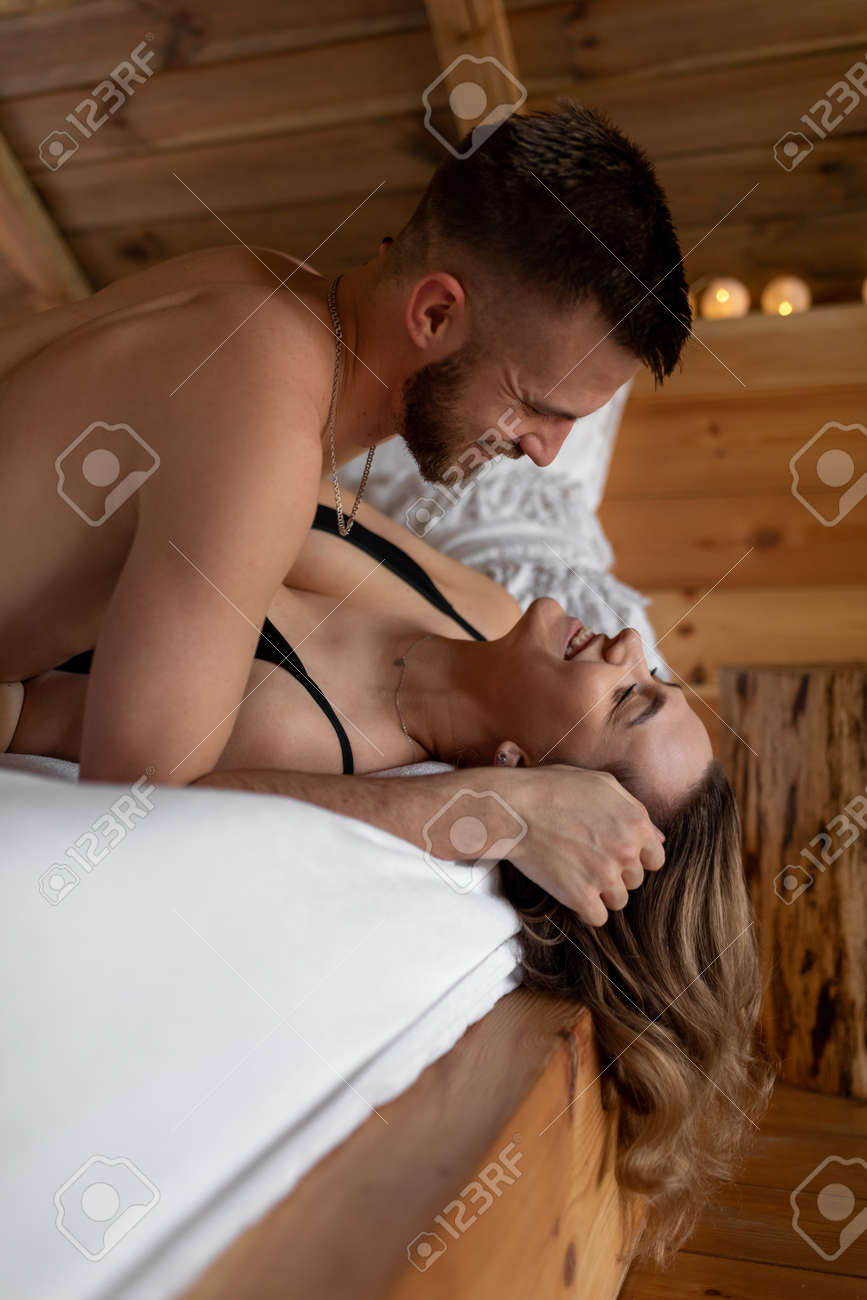 親密さの素晴らしい瞬間。ベッドでお互いを楽しんでいる若い男女 のカップル。ポジティブな感情。安全なセックス。美しさと若さ。ロマンチックなデート。優しい抱擁。の写真素材・画像素材 Image 186392071