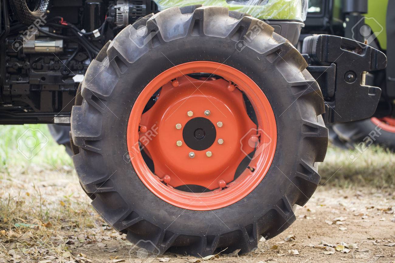 トラクター タイヤ の写真素材 画像素材 Image