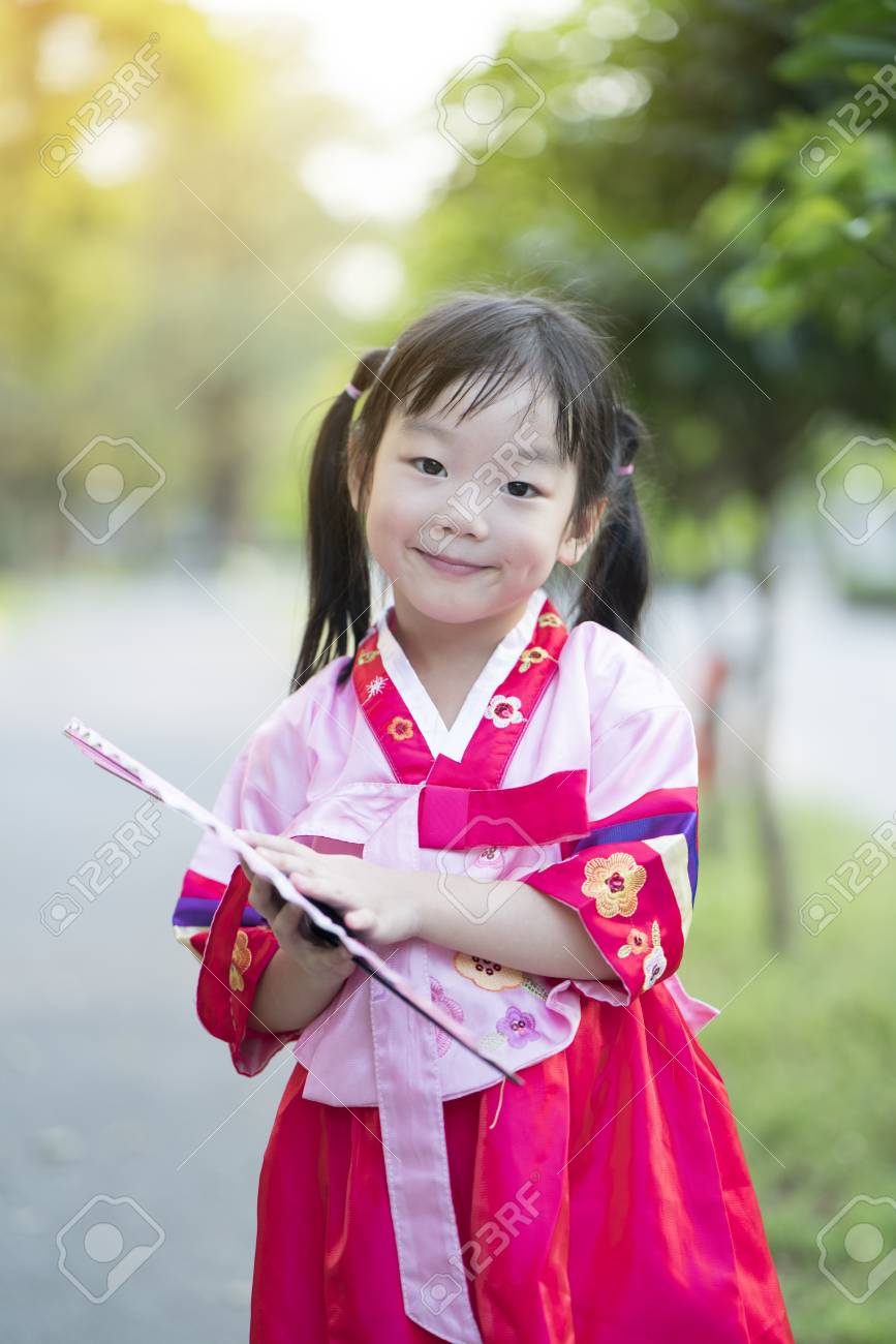 Enfant Coreen Portant Un Hanbok Traditionnel Banque D Images Et Photos Libres De Droits Image