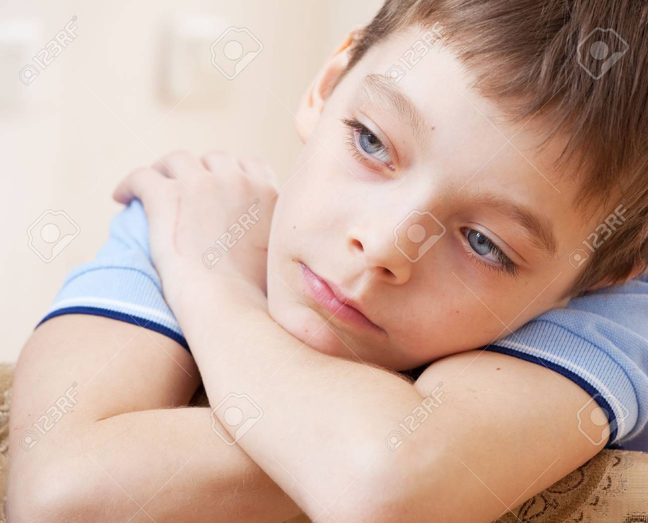 悲しい少年 自宅で子供のうつ病 の写真素材 画像素材 Image 悲しい少年 自宅で子供のうつ病 の写真素材 画像素材 Image