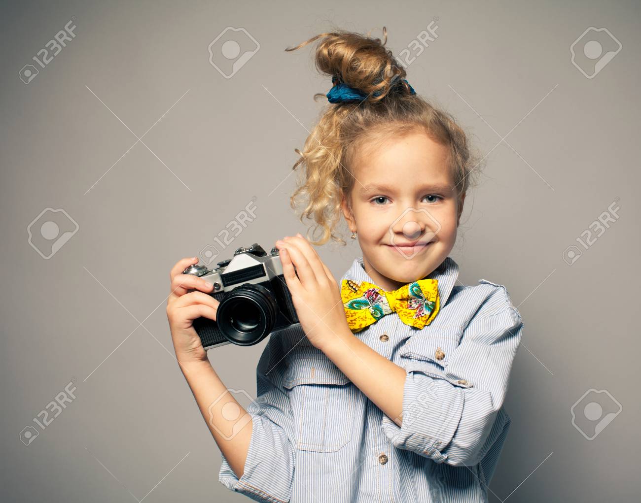 カメラを持つ子供 女の子を撮影 の写真素材 画像素材 Image