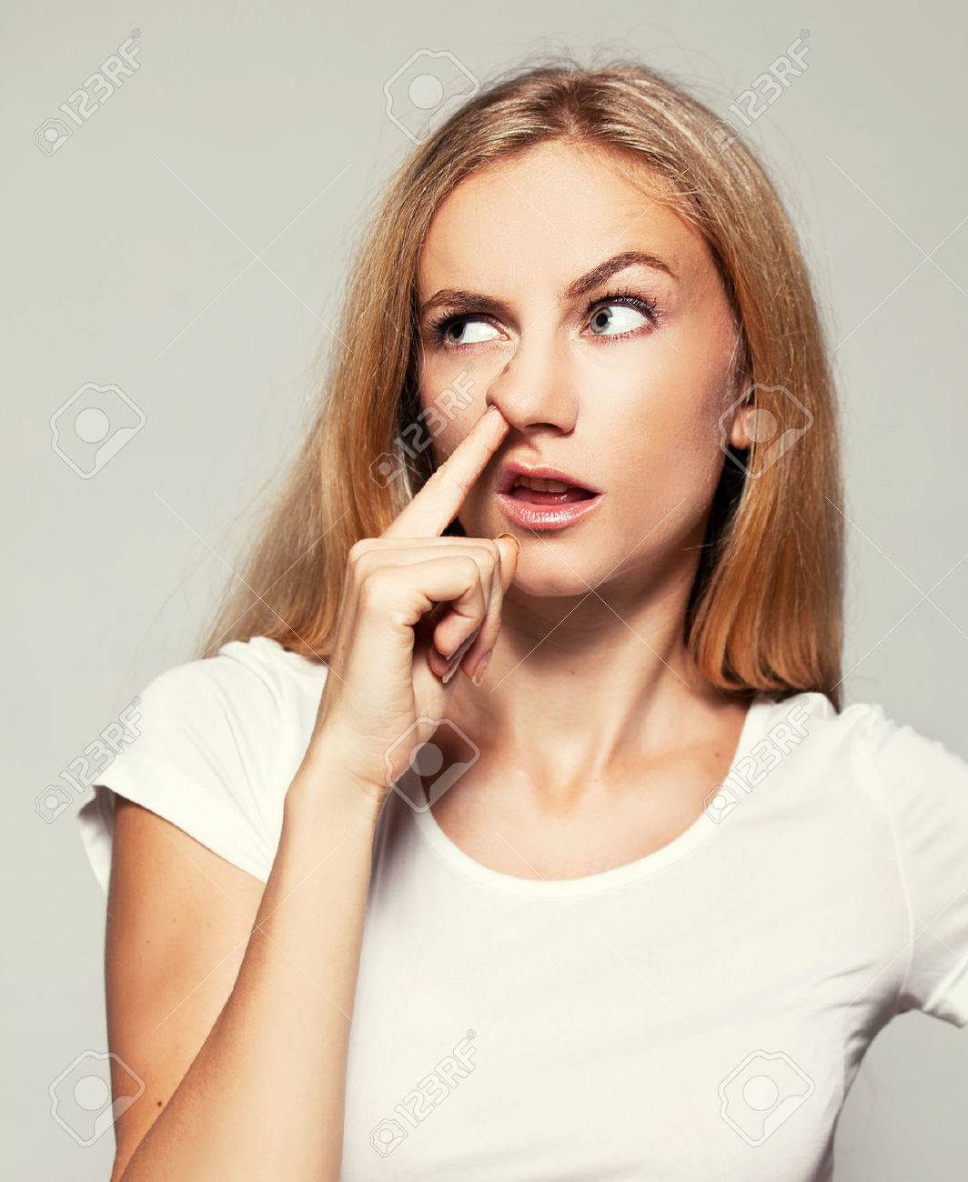 女性は彼の鼻の指を選択します 女性の鼻に指を登っていきます 当惑 の写真素材 画像素材 Image 女性は彼の鼻の指を選択します 女性の鼻に指を登っていきます 当惑 の写真素材 画像素材 Image