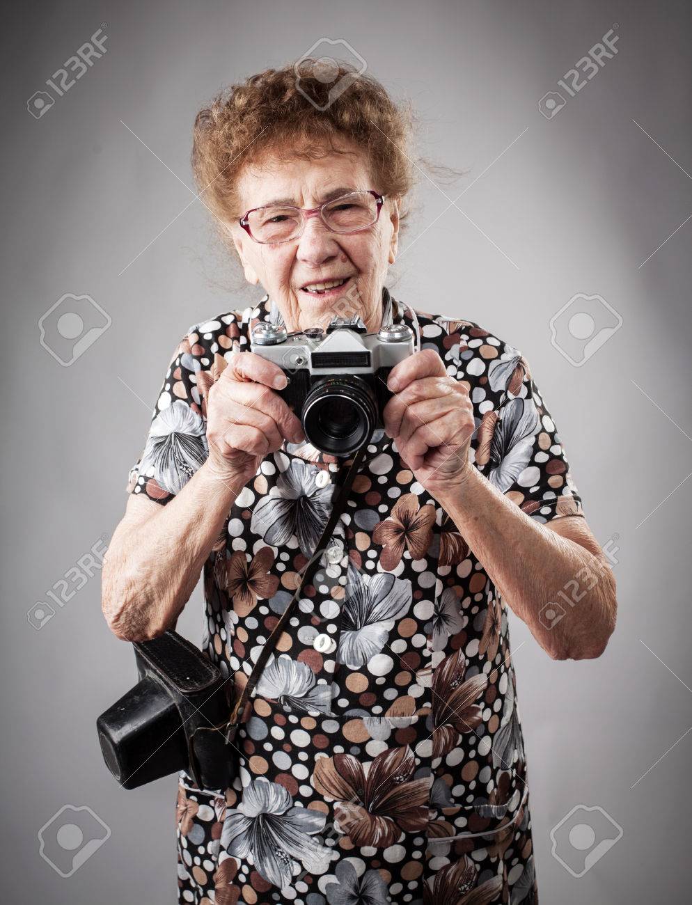 おばあちゃんの写真家 カメラを持つ老婆 シニア スタジオ撮影 の写真素材 画像素材 Image