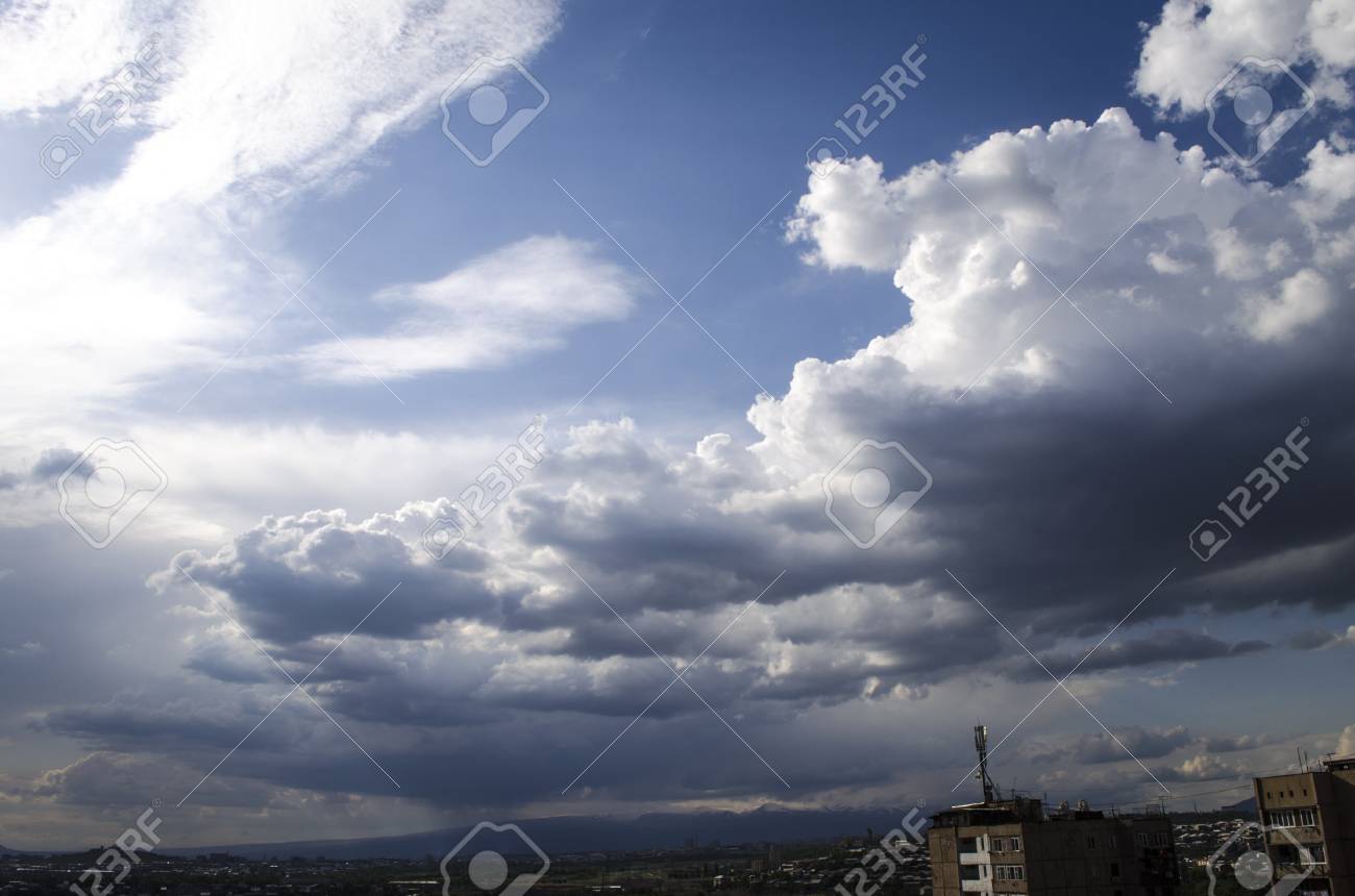 都市の郊外の晴れた空を覆う暗い雨の雲を表示します の写真素材 画像素材 Image