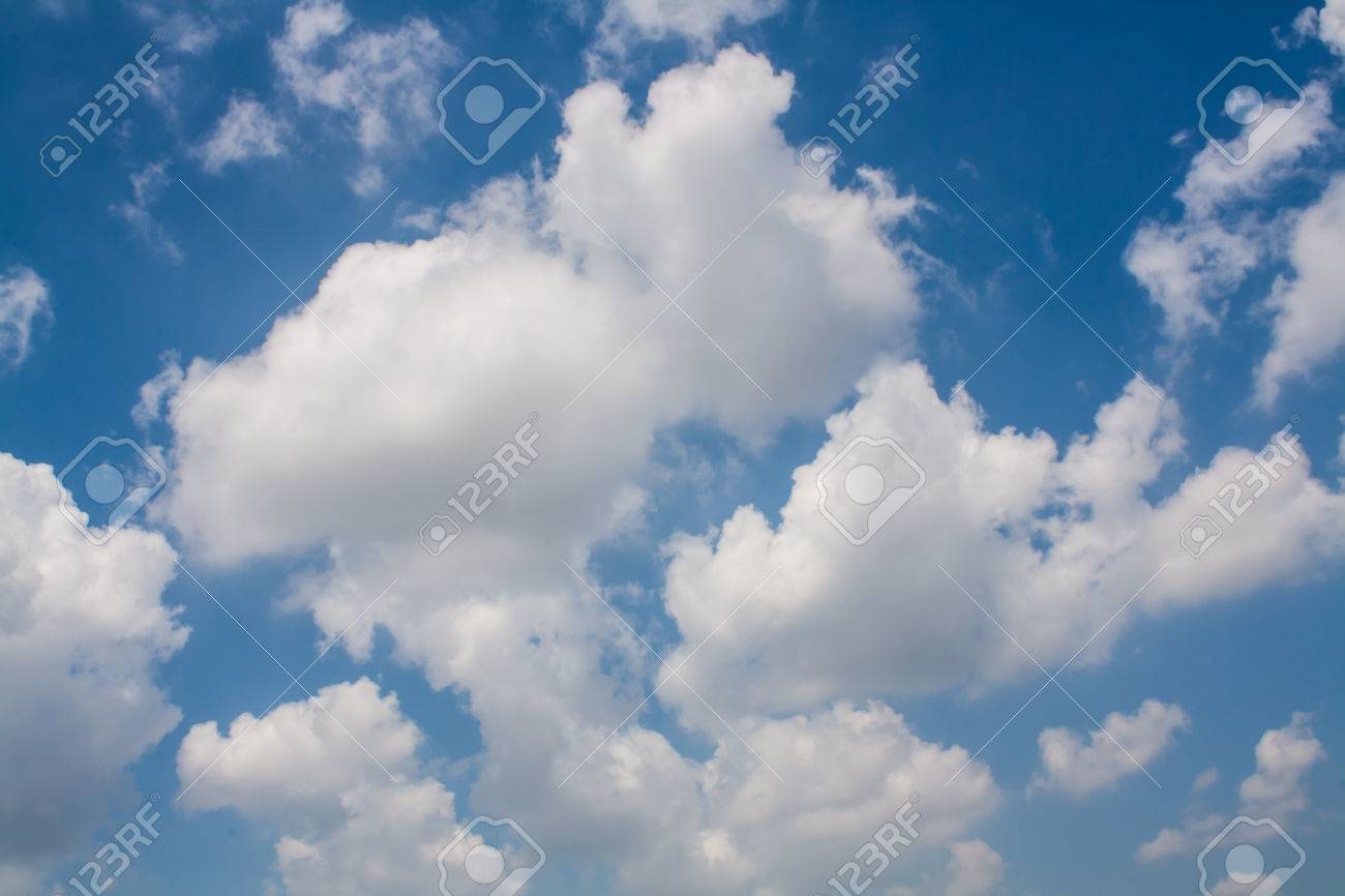 美しい青い空に白い雲壁紙 の写真素材 画像素材 Image