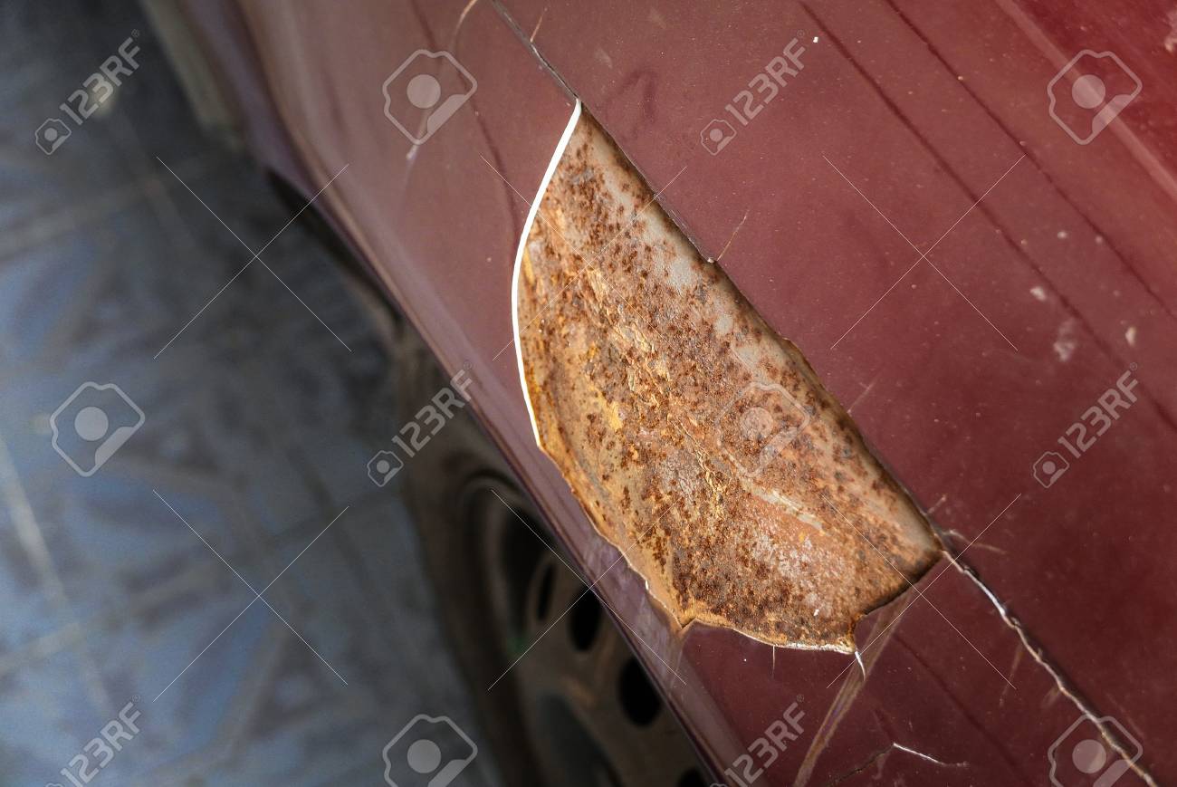 古い赤い車ラスティ 鉄の欠陥 車の塗装をクラックします の写真素材 画像素材 Image