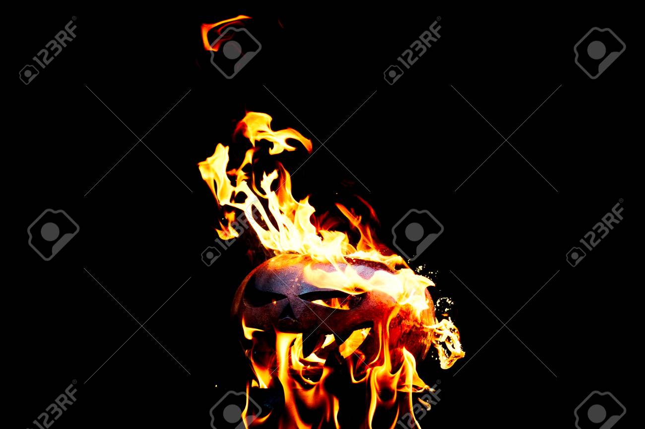 A Abobora De Halloween Esta Vomitando Fluxo De Chama De Fogo Em Um Fundo Preto E Muito Impressionante E Colorida Fotos Retratos Imagenes Y Fotografia De Archivo Libres De Derecho Image 65618332