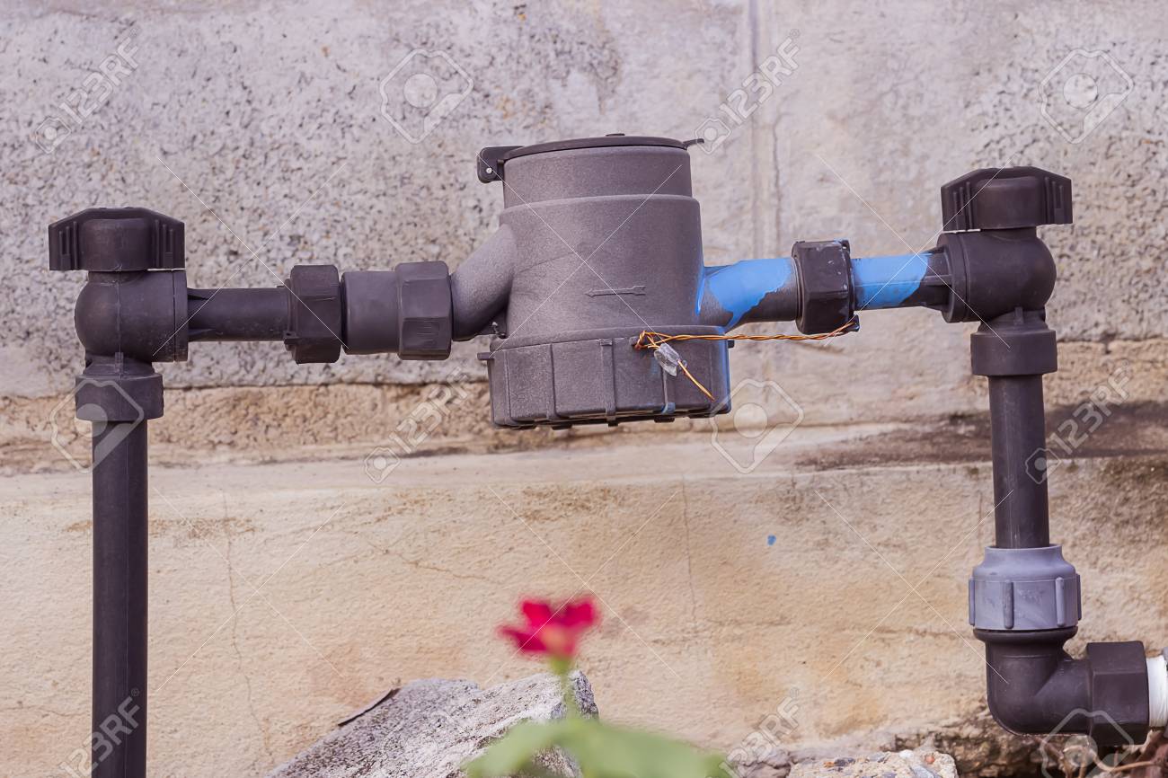 Tuyau Deau Avec Compteur Maison à Lextérieur