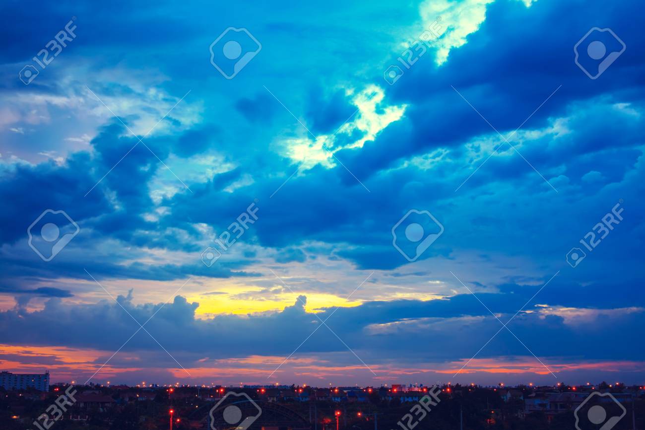 Ceu Bonito Do Por Do Sol Com As Nuvens Multicoloridos Apos O Strom Incrivel Nuvem Do Sol Ceu Crepuscular Apos O Por Do Sol Fotos Retratos Imagenes Y Fotografia De Archivo Libres