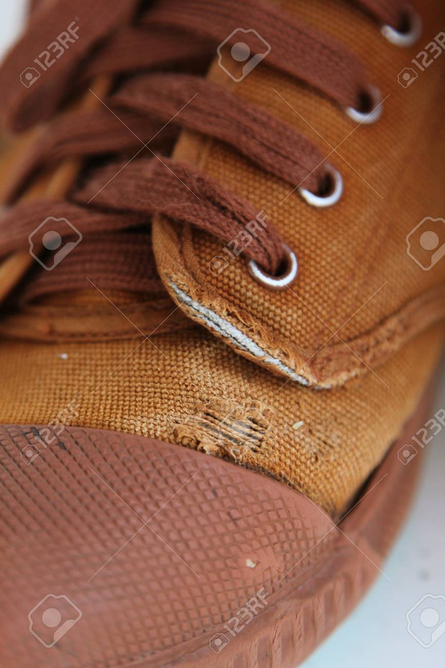 古い茶色のキャンバスの靴のボロボロの服穴 の写真素材 画像素材 Image 2960