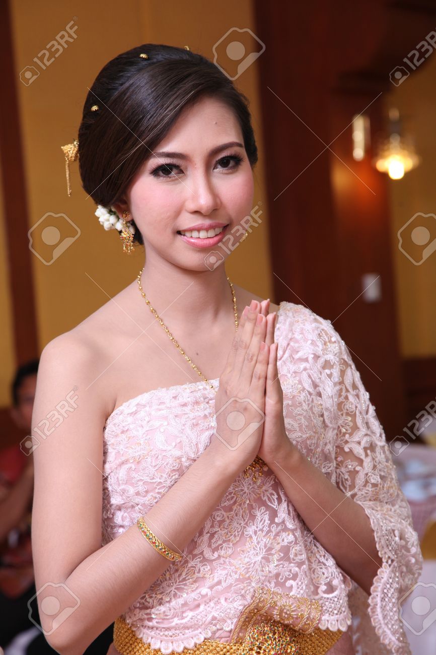 社説 タイの伝統的な衣装でタイの女性は 一緒に敬礼の手の手のひらを置く の写真素材 画像素材 Image