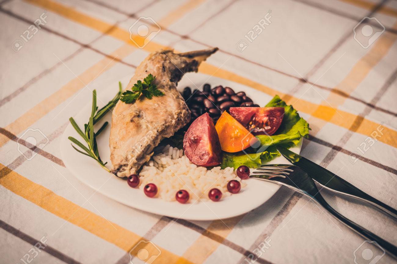 Gourmet Rôti Cuisse De Lapin Avec Du Riz Et De Haricots Sauce Blanche Repas Est Servi Sur Blanc Tout Simplement Une Assiette Et Vérifié Linge De - 