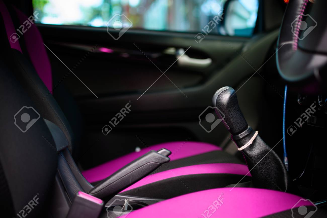 後部座席トーン ピンクと黒の車のインテリア の写真素材 画像素材 Image