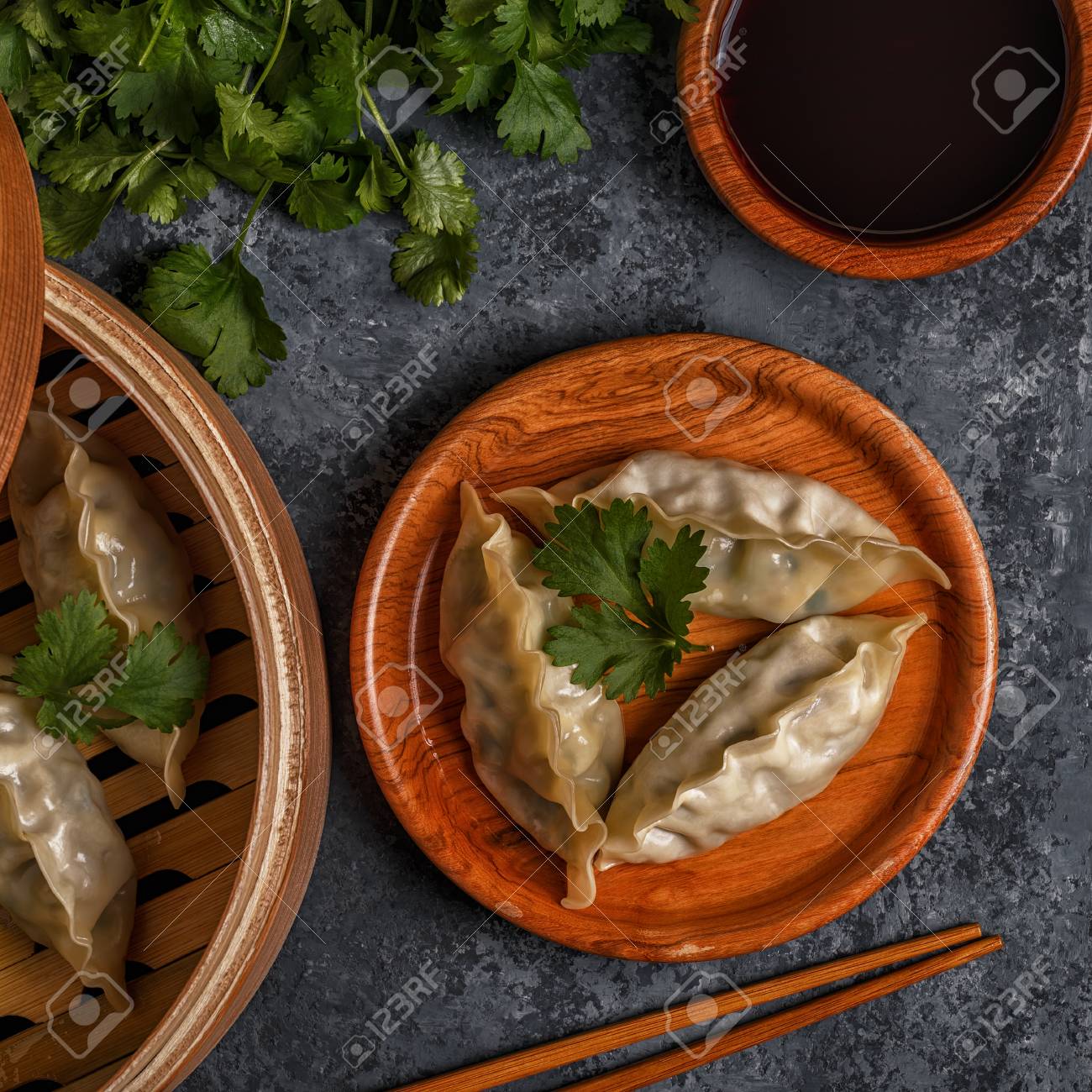 Asiatische Küche | Frische Knodel Auf Einem Dunklen Steinhintergrund Asiatische Kuche Asiatische Küche | Frische Knodel Auf Einem Dunklen Steinhintergrund Asiatische Kuche