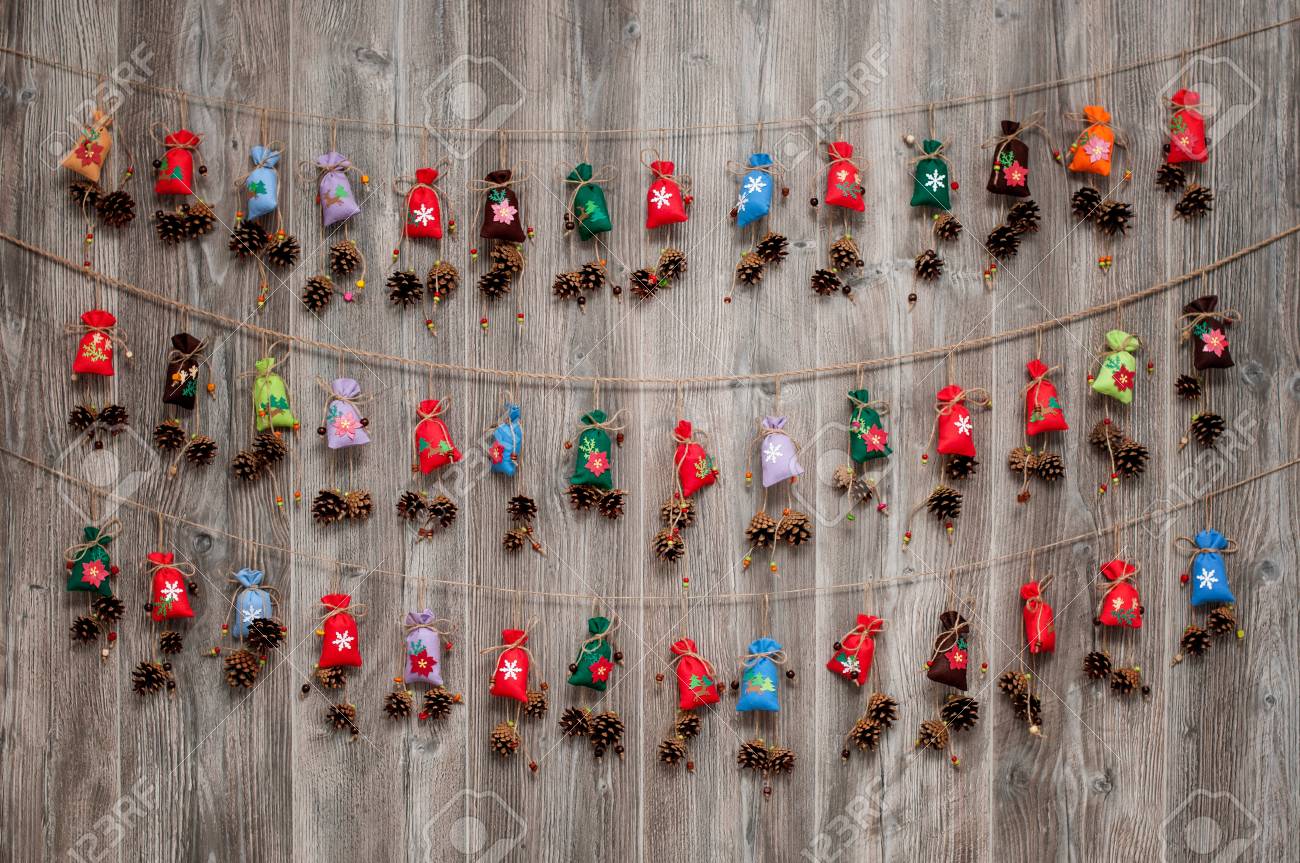 松ぼっくりとバッグで作られた手作りのクリスマスの飾り の写真素材 画像素材 Image