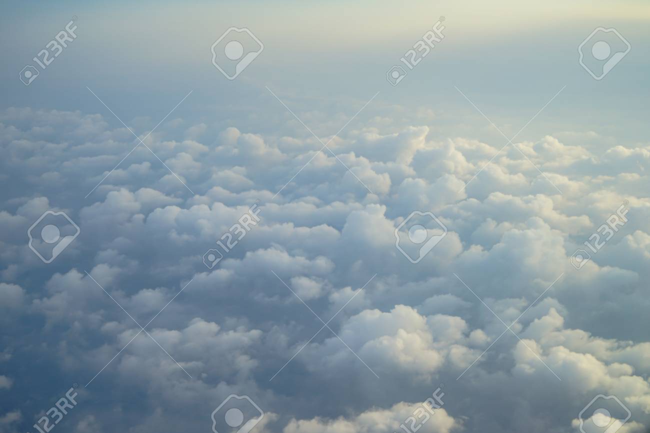 夢のようなフワフワした抽象的な白い雲の青空と飛行機の窓から日の出明るい背景ビュー の写真素材 画像素材 Image 夢のようなフワフワした抽象的な白い雲の青空と飛行機の窓から日の出明るい背景ビュー の写真素材 画像素材 Image