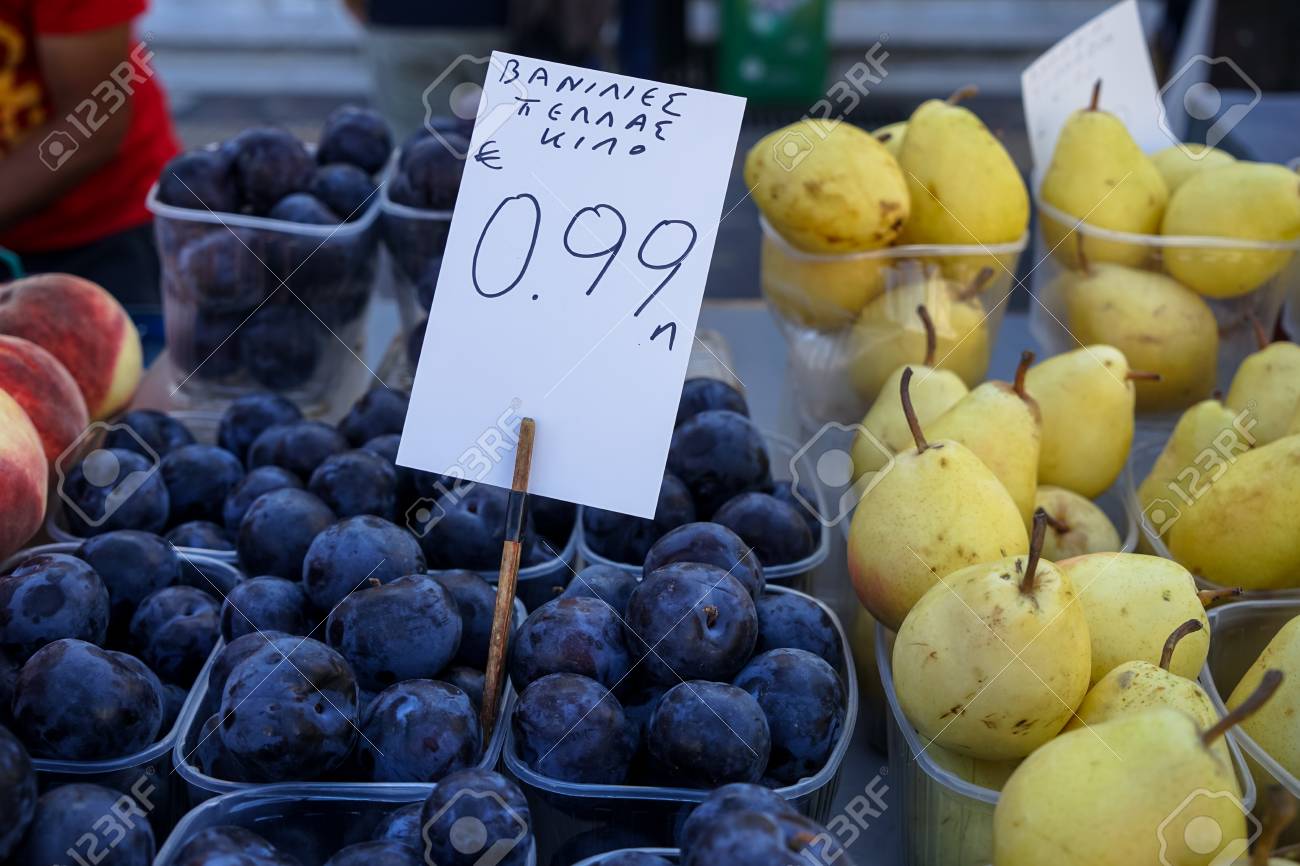 新鮮な黒琥珀梅の梨や桃地方都市果物市場 アテネ ギリシャで次へを販売挨りだらけの白いワックス コーティングと完全な箱 の写真素材 画像素材 Image