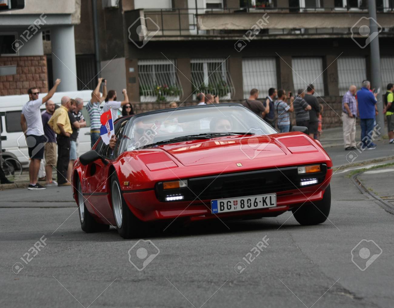 商業的にセーフティカーとしてフェラーリ レース フォーミュラ 1 レース 同じ場所に 1939 年に 2 日間開催第二次世界大戦の初めの後有名なイタリア人ドライバー タツィオ ヌヴォラーリに勝ったときの記憶で車の古いベオグラード セルビア 16 年 9 月 10 日 の