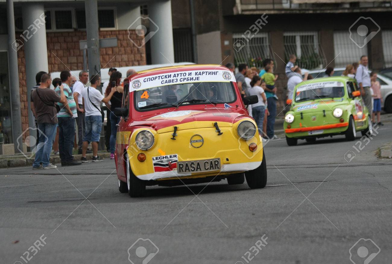 ベオグラード セルビア 16 年 9 月 10 日 古いザスタバ 750 メモリに古い車の商業のレースでフォーミュラ 1 レース 同じ場所に 1939 年に 2 日間開催第二次世界大戦の初めの後有名なイタリア人ドライバー タツィオ ヌヴォラーリが勝った時の の写真素材 画像