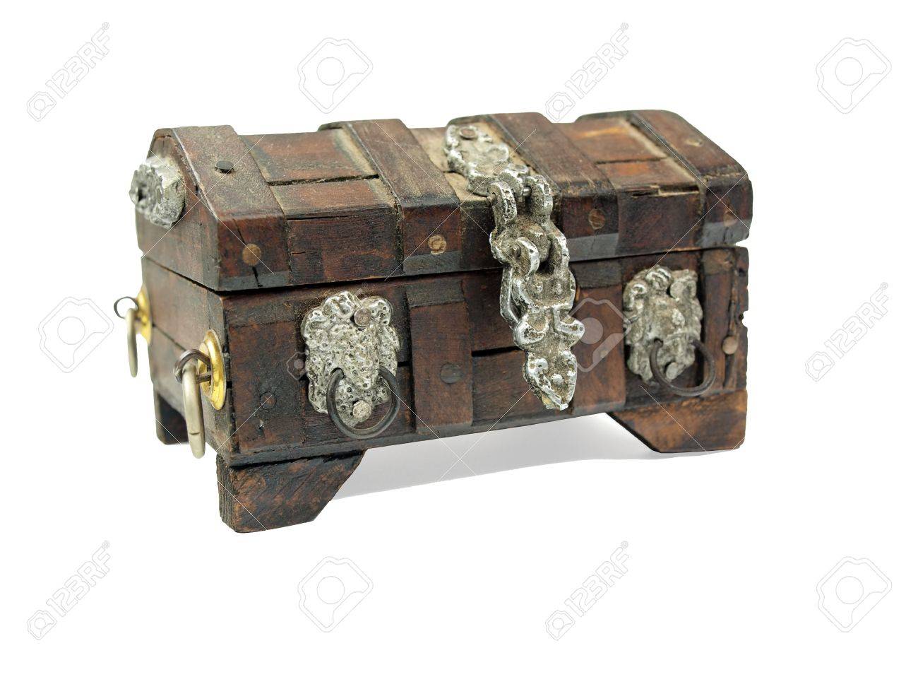 白い背景の上のミニチュア木製海賊宝箱 の写真素材 画像素材 Image