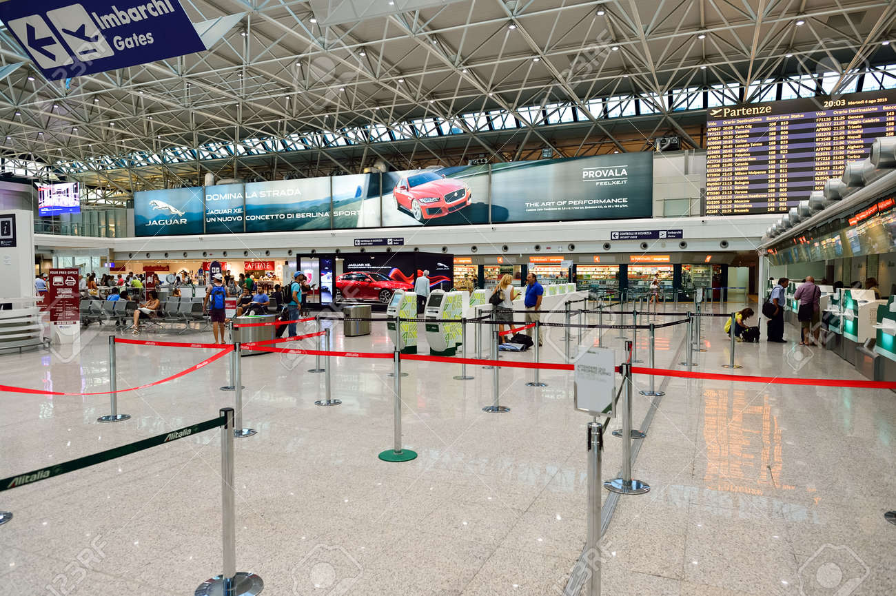 ローマ イタリア 15 年 8 月 4 日 フィウミチーノ空港のインテリア フィウミチーノ レオナルド ダ ヴィンチ国際空港 はローマ イタリアの主要な国際空港です の写真素材 画像素材 Image