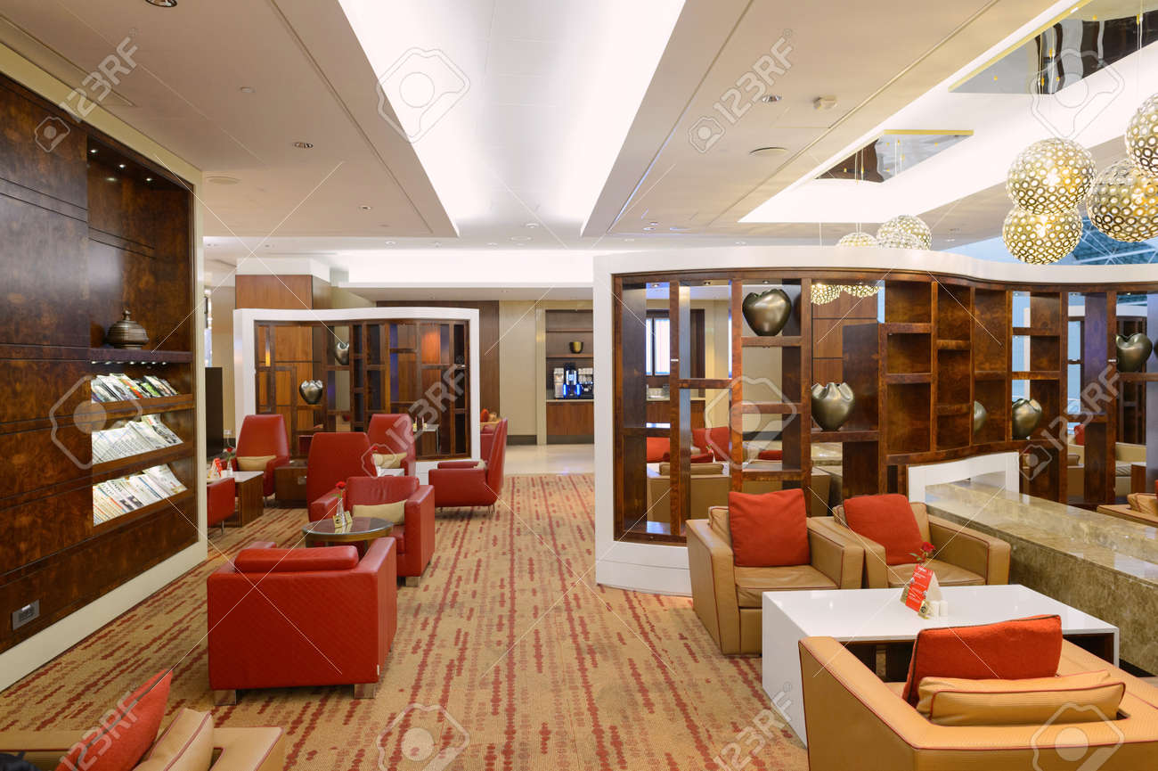 DUBAI - 8. September 2015: Emirates Business Class Lounge Interieur ... DUBAI - 8. September 2015: Emirates Business Class Lounge Interieur ...