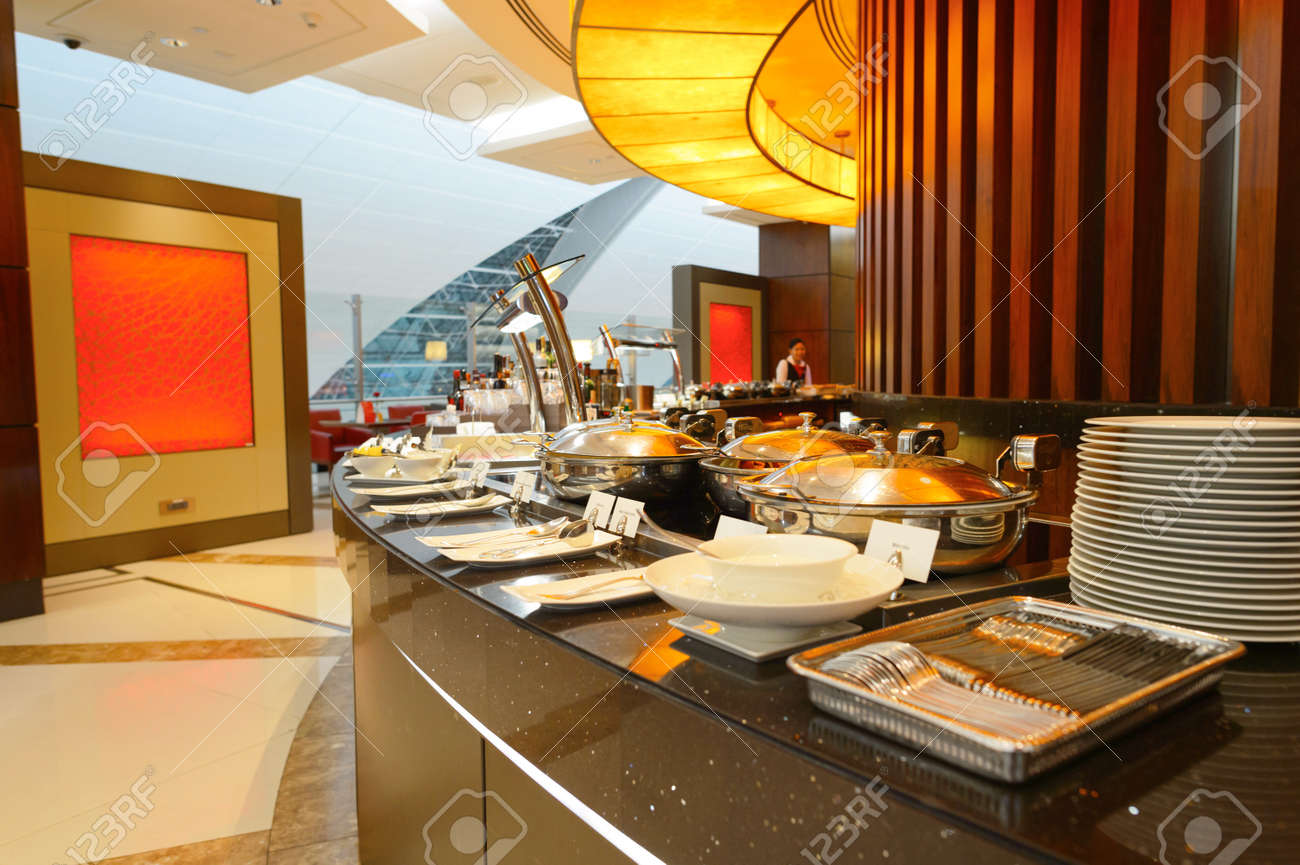 DUBAI - 8. September 2015: Emirates Business Class Lounge Interieur ... DUBAI - 8. September 2015: Emirates Business Class Lounge Interieur ...