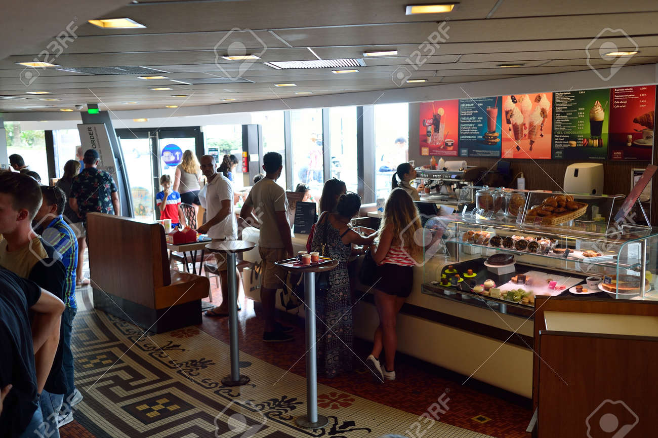 NICE, FRANKREICH - 15. August 2015: McDonald \'s Restaurant Interieur ... NICE, FRANKREICH - 15. August 2015: McDonald \'s Restaurant Interieur ...