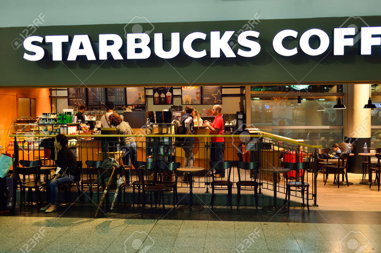プラハ チェコ共和国 15 年 8 月 18 日 スターバックス カフェのインテリア スターバックス コーポレーションは ワシントン州シアトルに拠点を置くアメリカの世界のコーヒー会社と喫茶店チェーンです の写真素材 画像素材 Image