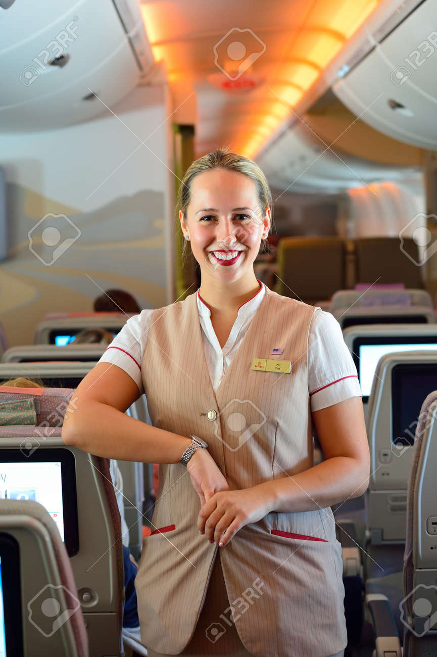 ドバイ 15 年 11 月 17 日 エアバス A380 の機内エミレーツ航空乗組員のメンバー エミレーツ航空は ドバイ アラブ首長国連邦での基づく航空会社です 中東最大の航空会社です の写真素材 画像素材 Image ドバイ 15 年 11 月 17 日 エアバス A380 の機内エミレーツ航空乗組員のメンバー エミレーツ航空は ドバイ アラブ首長国連邦での基づく航空会社です 中東最大の航空会社です の写真素材 画像素材 Image