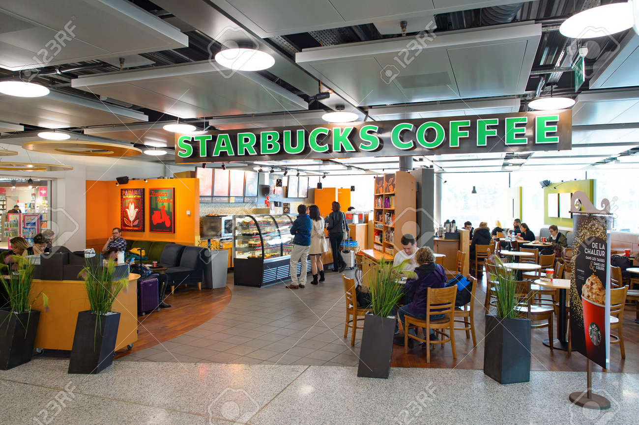 ジュネーブ スイス 15 年 11 月 19 日 スターバックス カフェのインテリア スターバックス コーポレーションは ワシントン州シアトルに拠点を置くアメリカの世界のコーヒー会社と喫茶店チェーンです の写真素材 画像素材 Image