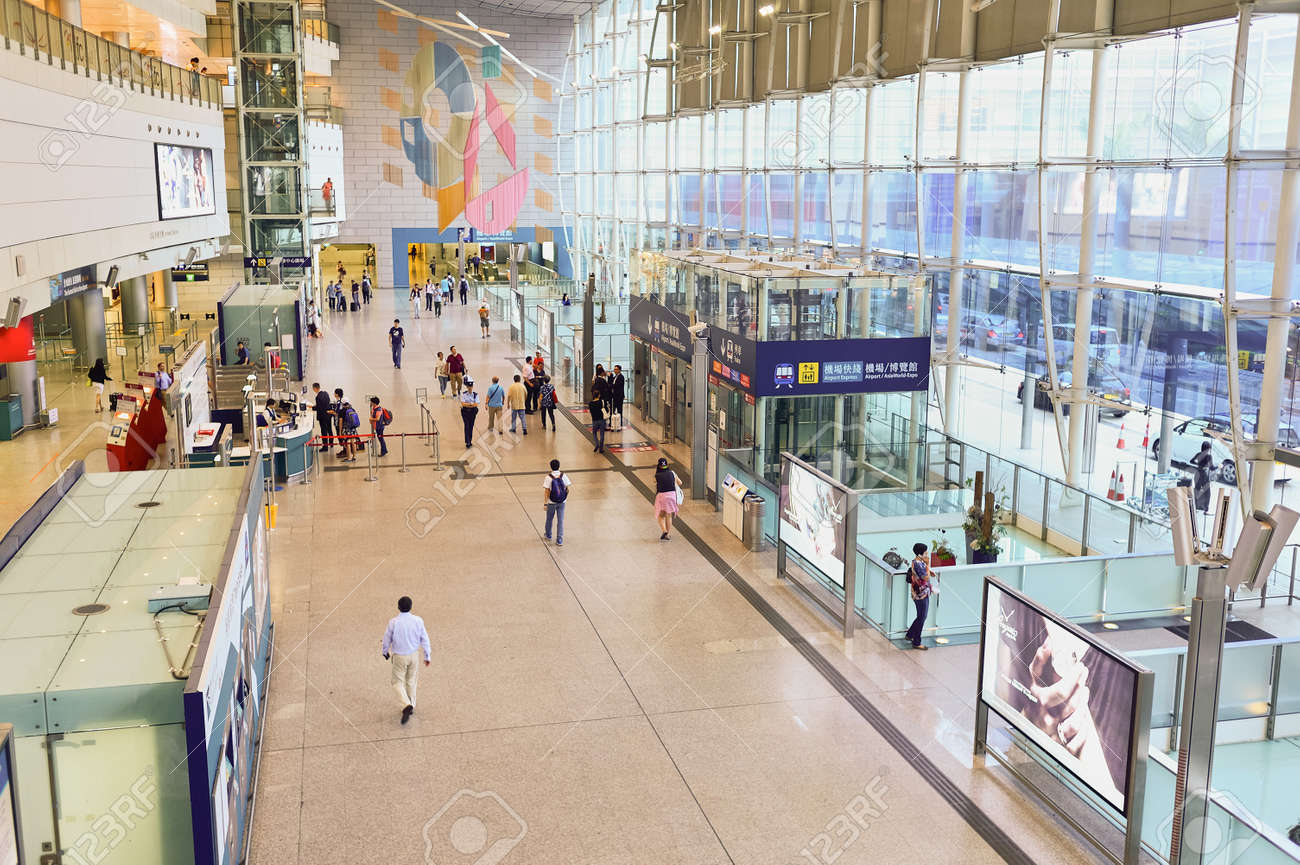 홍콩 -2011 5 월 5 일 : 공항 익스프레스 홍콩 역의 내부는 IFC 아래에 있습니다. 국제 금융 센터 (International  Finance Centre)는 홍콩 중부 지방의 해안가에 통합 된 상업 개발 기관입니다. 로열티 무료