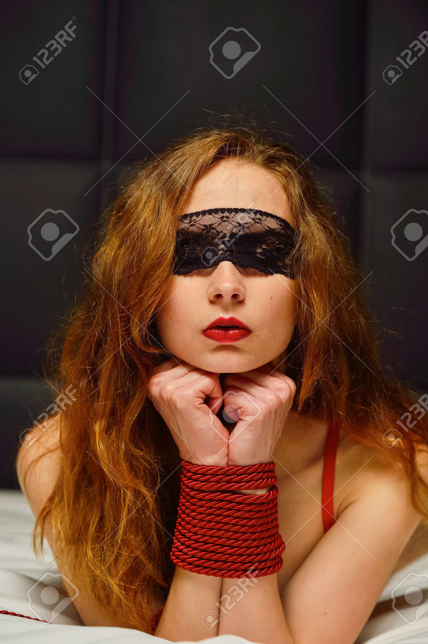 若い女性を囲まれたベッドの上 の写真素材 画像素材 Image