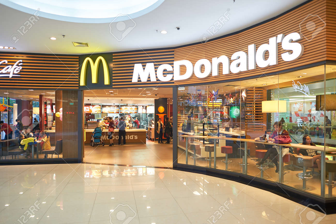 深セン 中国 14 年 12 月 11 日 マクドナルドのレストランのインテリア マクドナルド社は世界最大ハンバーガー ファーストフード店のチェーン 35 000 店舗間で 119 の国で毎日約 6800 万の顧客サービスを提供 の写真素材 画像素材 Image