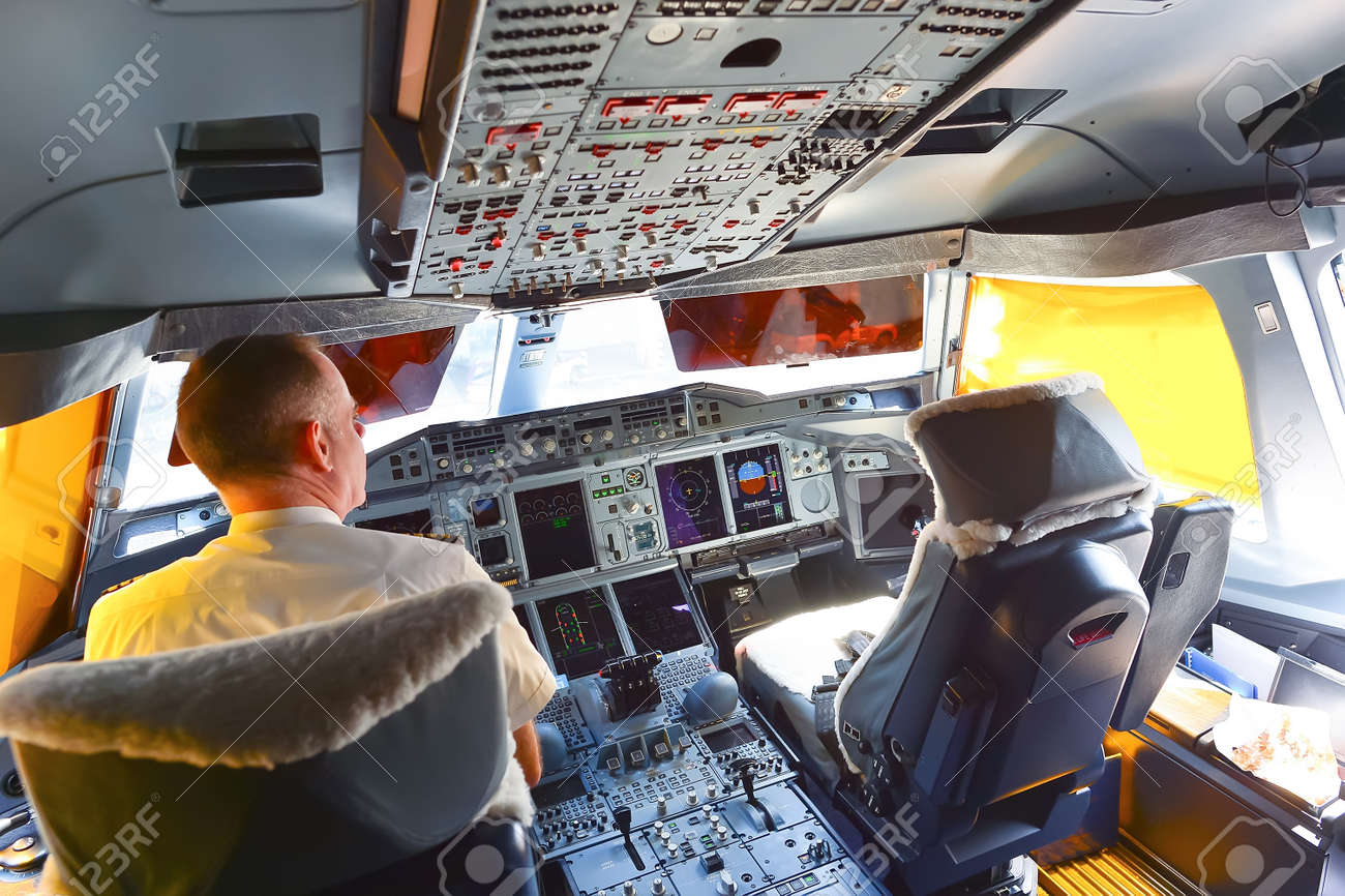 BANGKOK, THAILAND - 31. März 2015: Emirates Airbus A380 Interieur ... BANGKOK, THAILAND - 31. März 2015: Emirates Airbus A380 Interieur ...