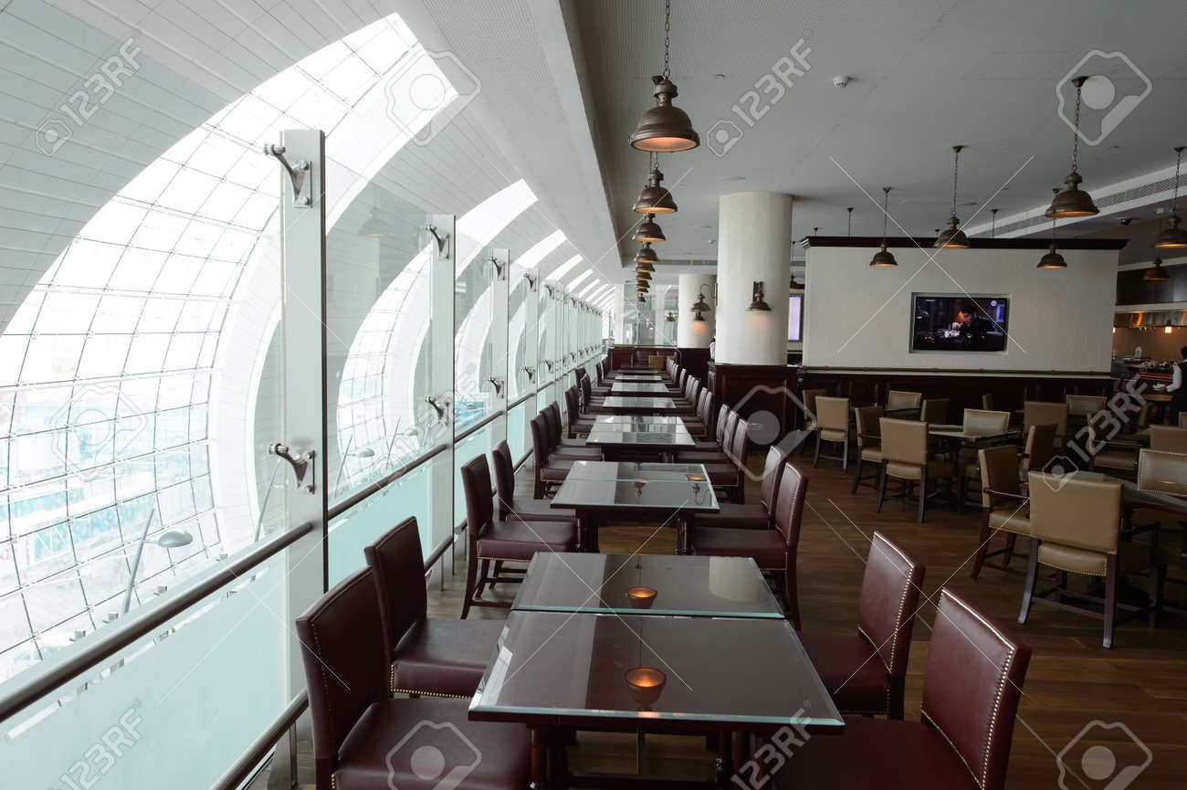 DUBAI, Vereinigte Arabische Emirate - 10. März, 2015: DXB Flughafen ... DUBAI, Vereinigte Arabische Emirate - 10. März, 2015: DXB Flughafen ...
