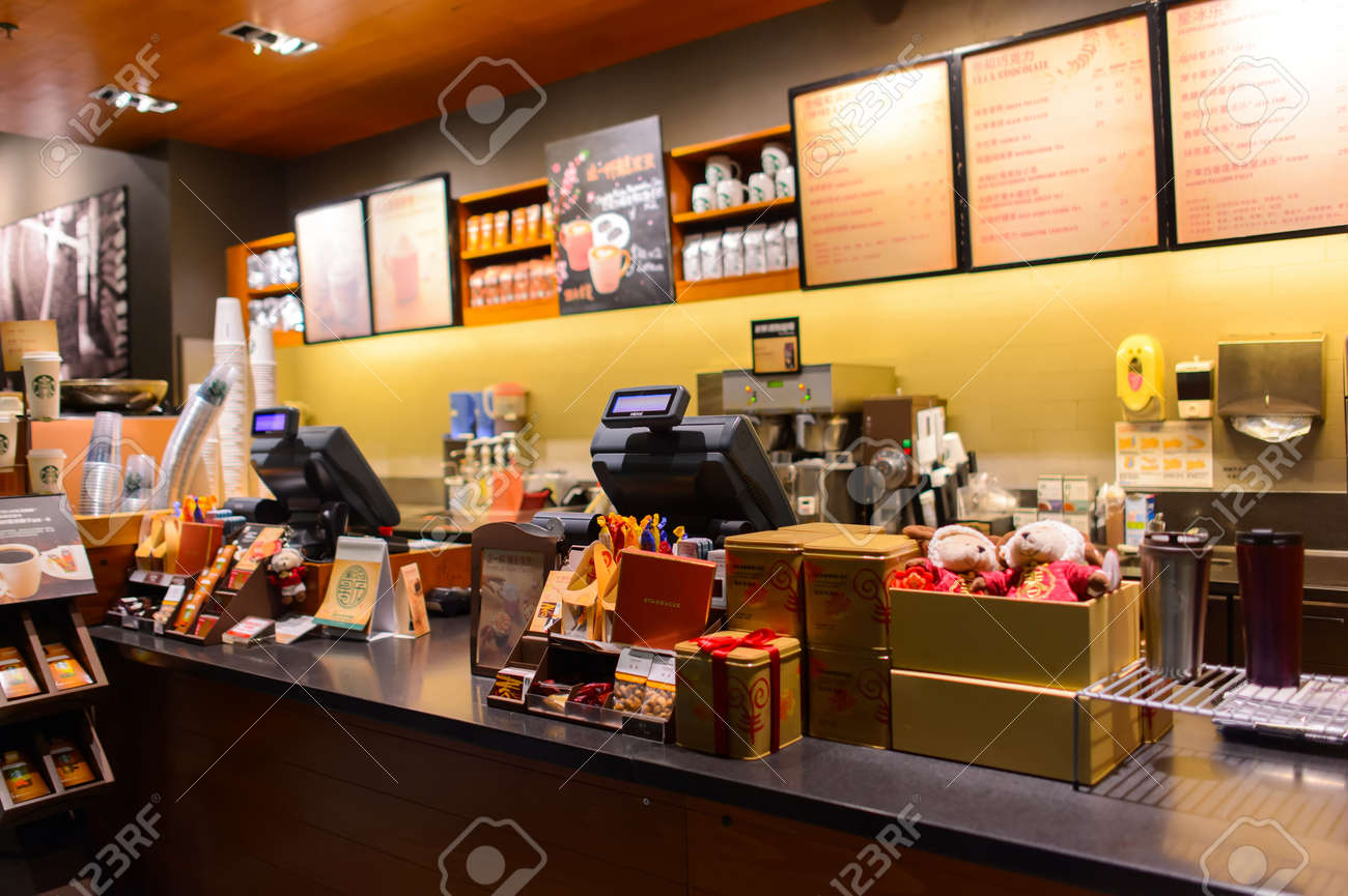 夜に深セン 中国 15 年 1 月 31 日 スターバックス カフェ インテリア スターバックス コーポレーションは ワシントン州シアトルに拠点を置くアメリカの世界のコーヒー会社と喫茶店チェーンです の写真素材 画像素材 Image 5555